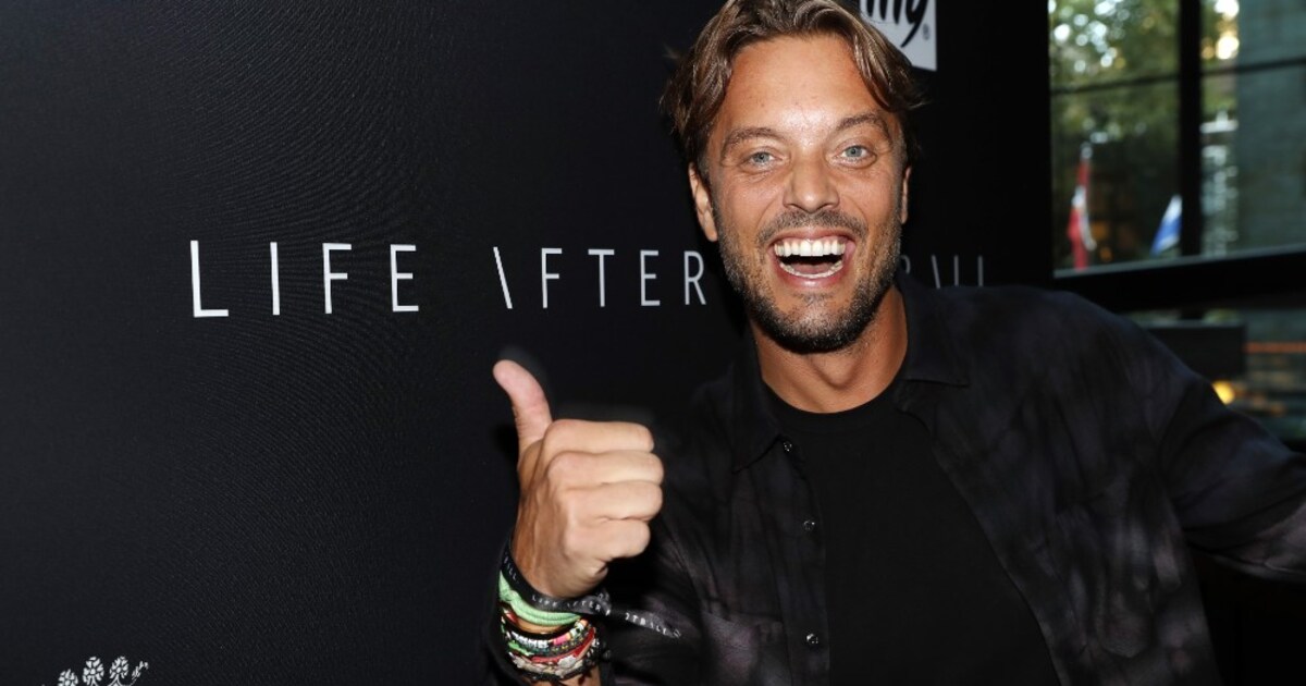 Bas Smit blaast 40 kaarsjes uit: 'En echt happier dan ooit'
