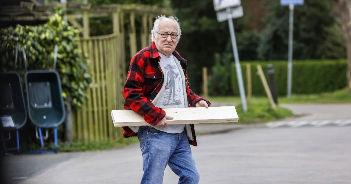 Youp van ’t Hek móést verhuizen naar kustdorp
