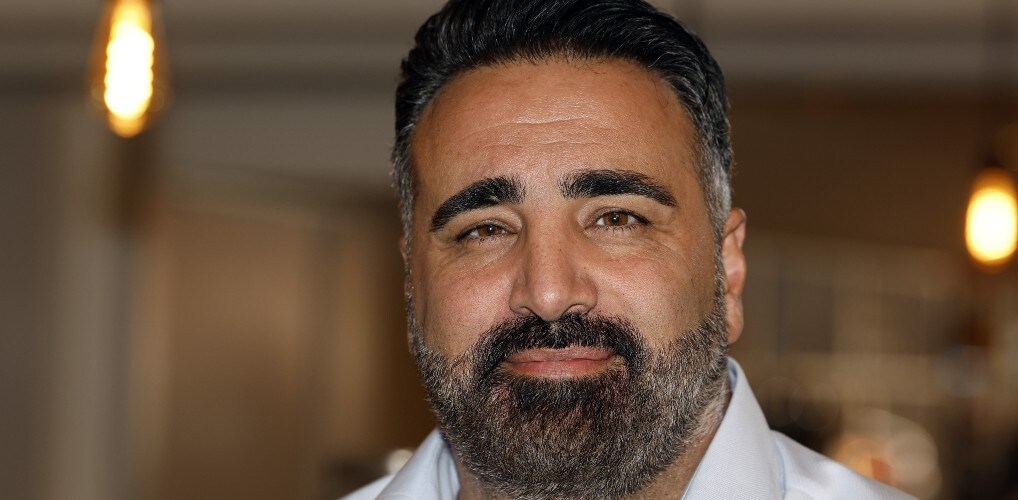 Sinan Can belaagd tijdens opnames: 'We zijn een paar keer bekogeld met ...