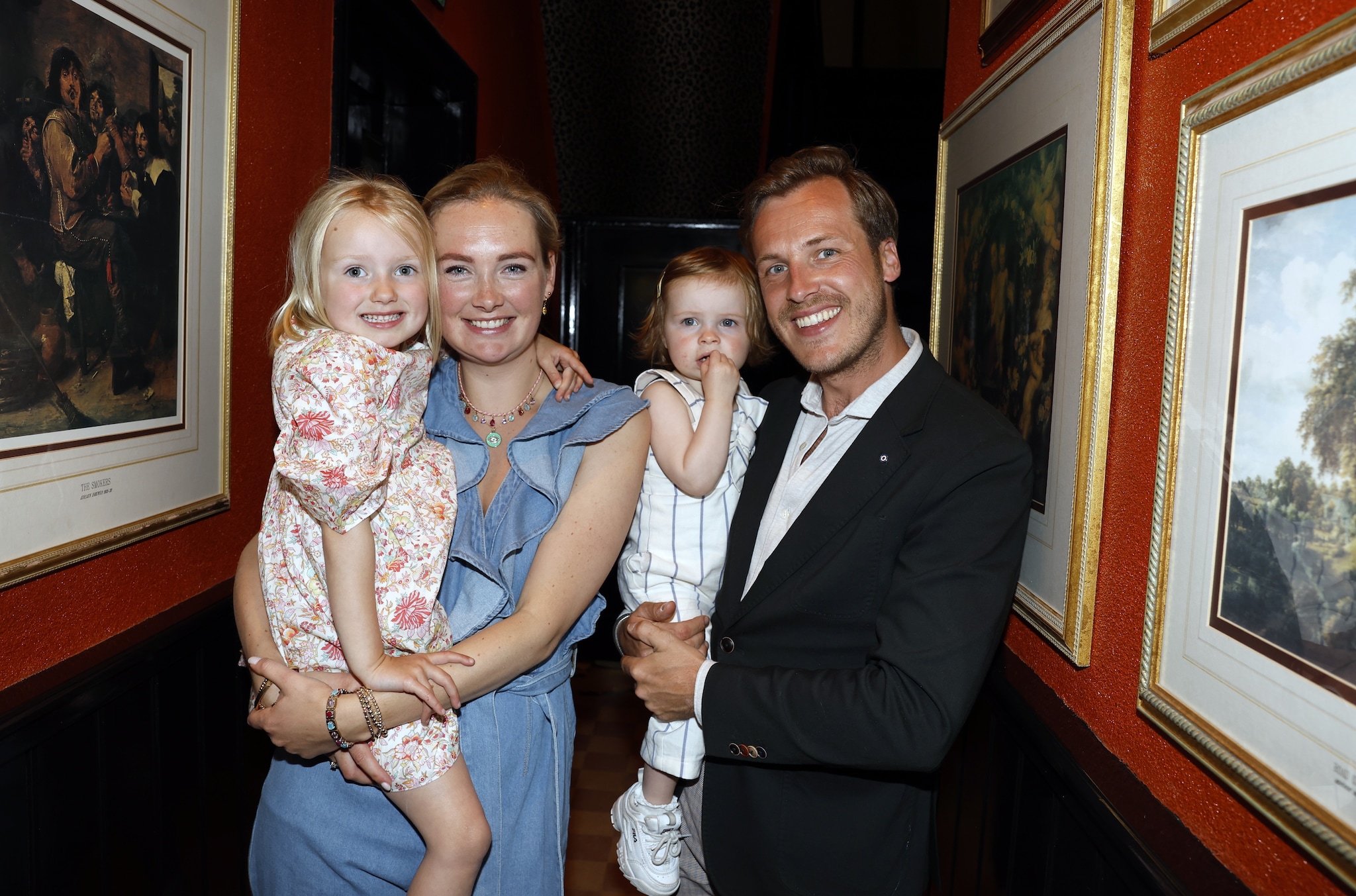 Claire, oudste dochter van Maxime Meiland, blaast zeven kaarsjes uit