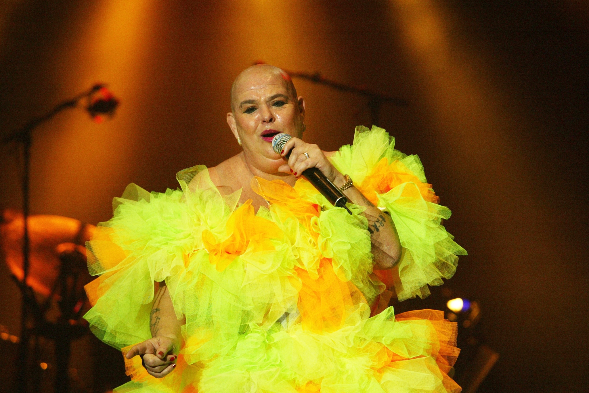 weduwe-andrea-en-dierbare-vriendin-valerie-starten-actie-sugar-lee-hooper-verdient-een-standbeeld