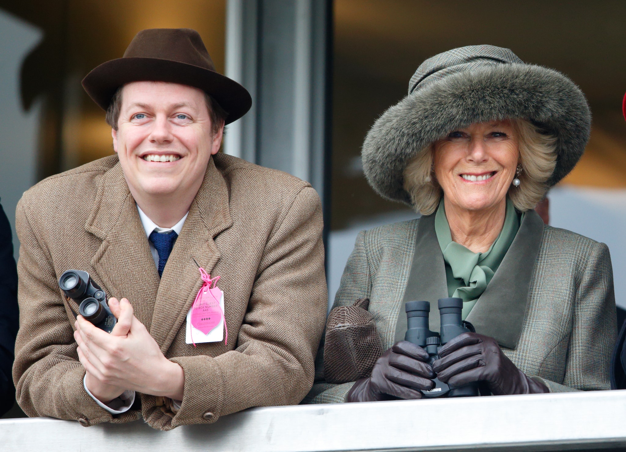 Wie zijn de stiefbroer en -zus van prins William en Harry?