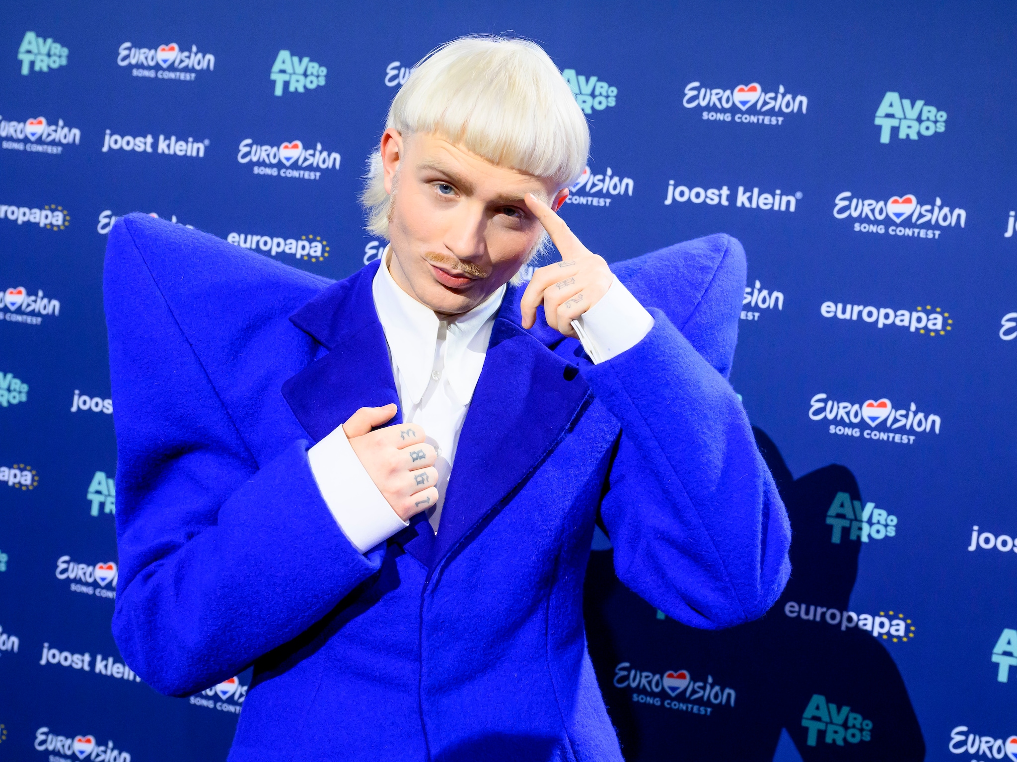 Joost Klein draagt Europapa in Stockholm op aan ouders: 'Ik mis ze ...