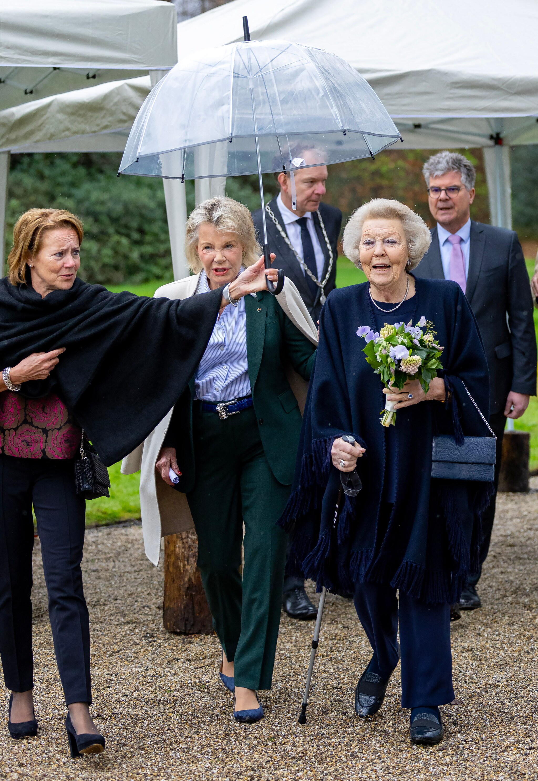 Zien! Prinses Beatrix onthult beelden van haar gezin in tuin Soestdijk