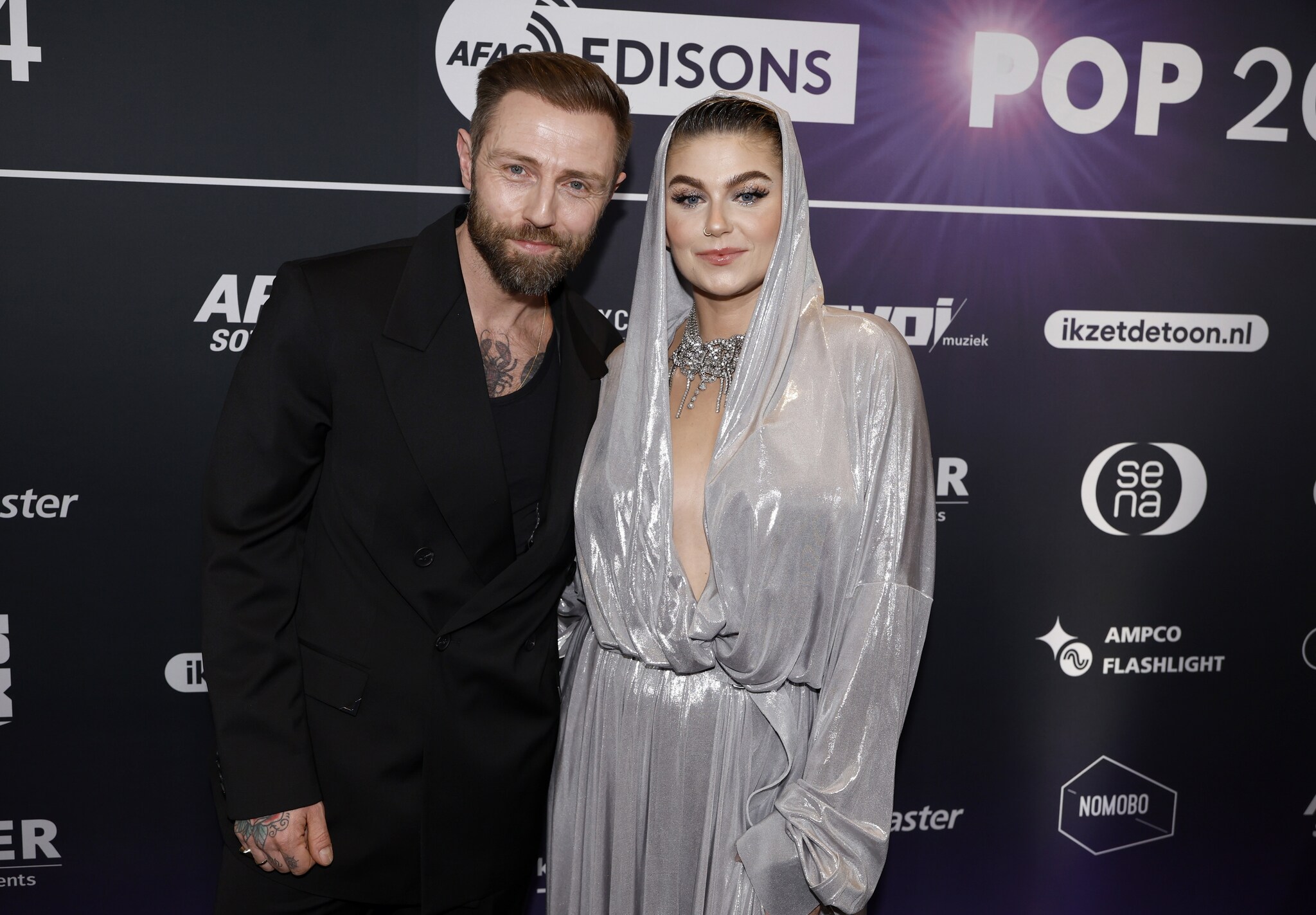 Roxeanne Hazes En Partner Erik Delen Schattige Trouwfoto
