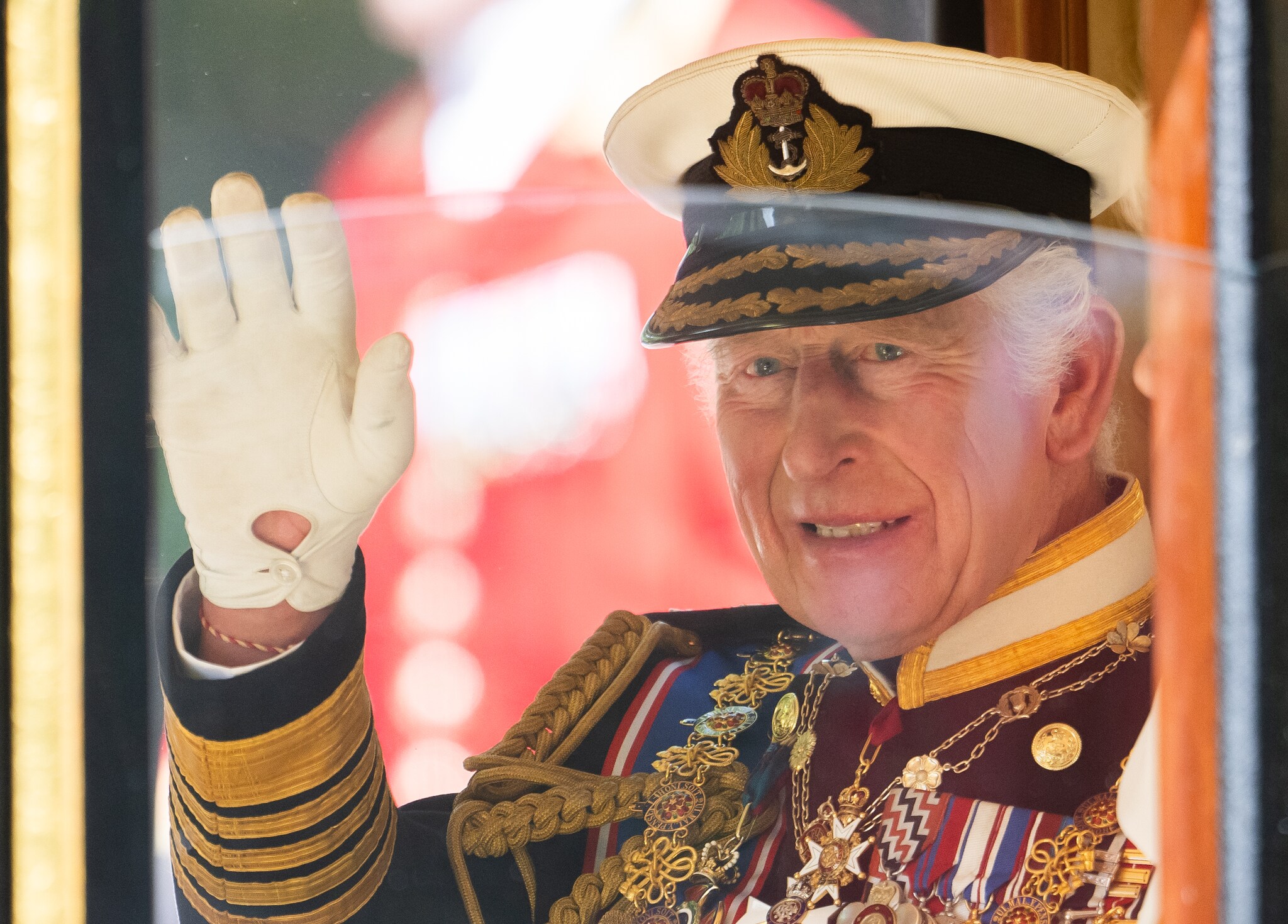 Lief: koning Charles draagt vriendschapsarmbandje van prinses Charlotte