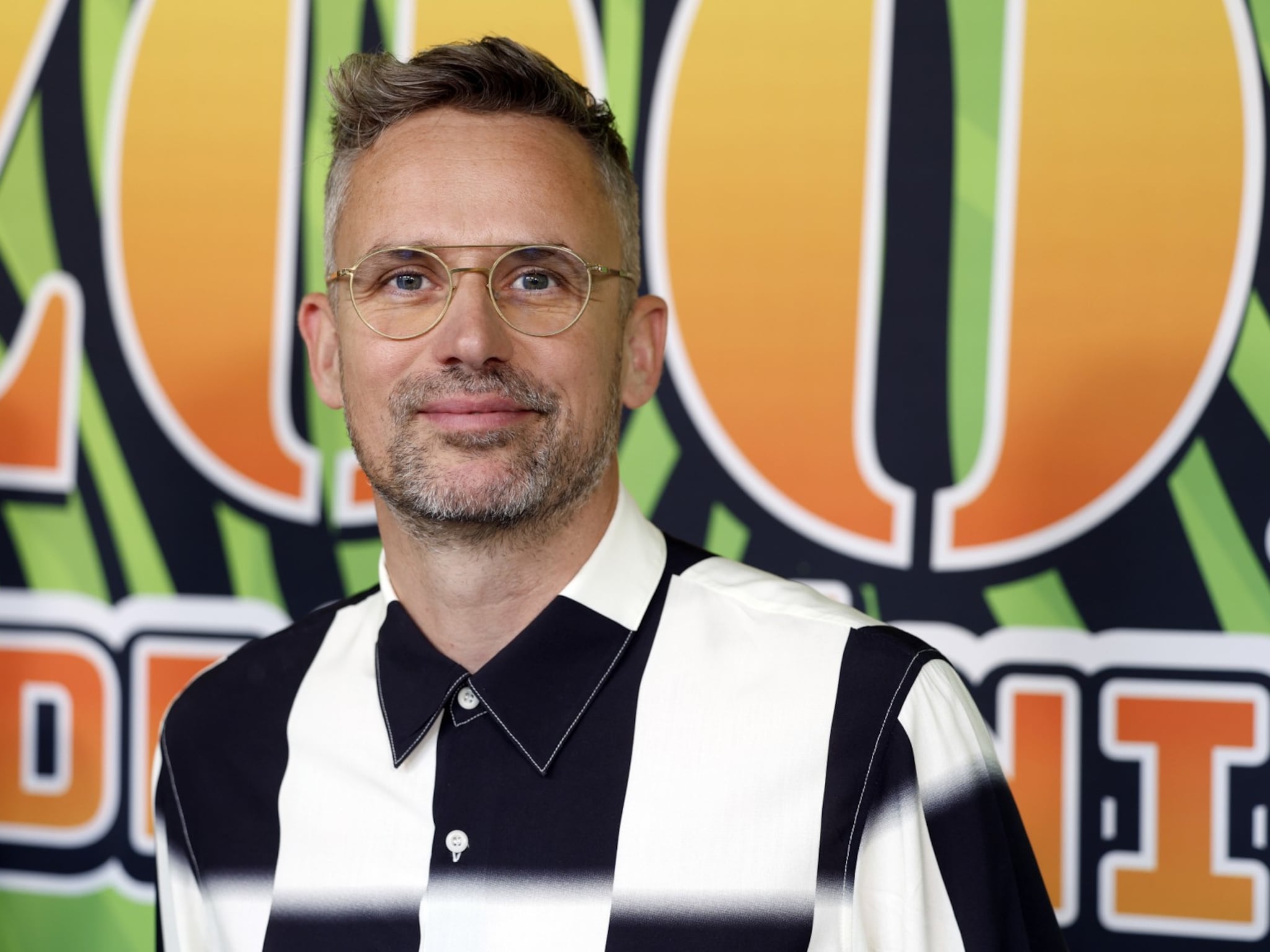 Schrikmoment voor Patrick Martens: acteur veroorzaakt eigen auto-ongeluk