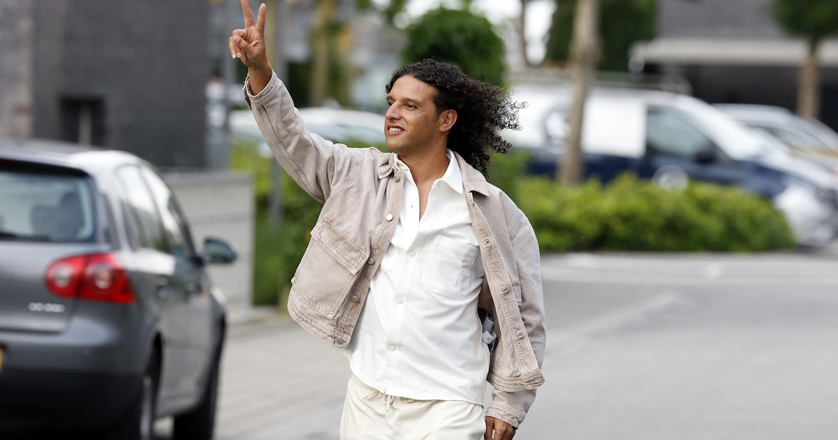 Zien: Ali B bezoekt concert en poseert enthousiast met fans