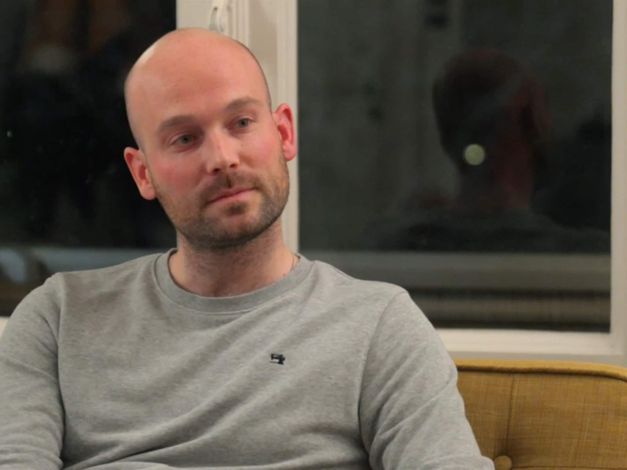 Kokrakni yalayotgan erkakning fotosurati