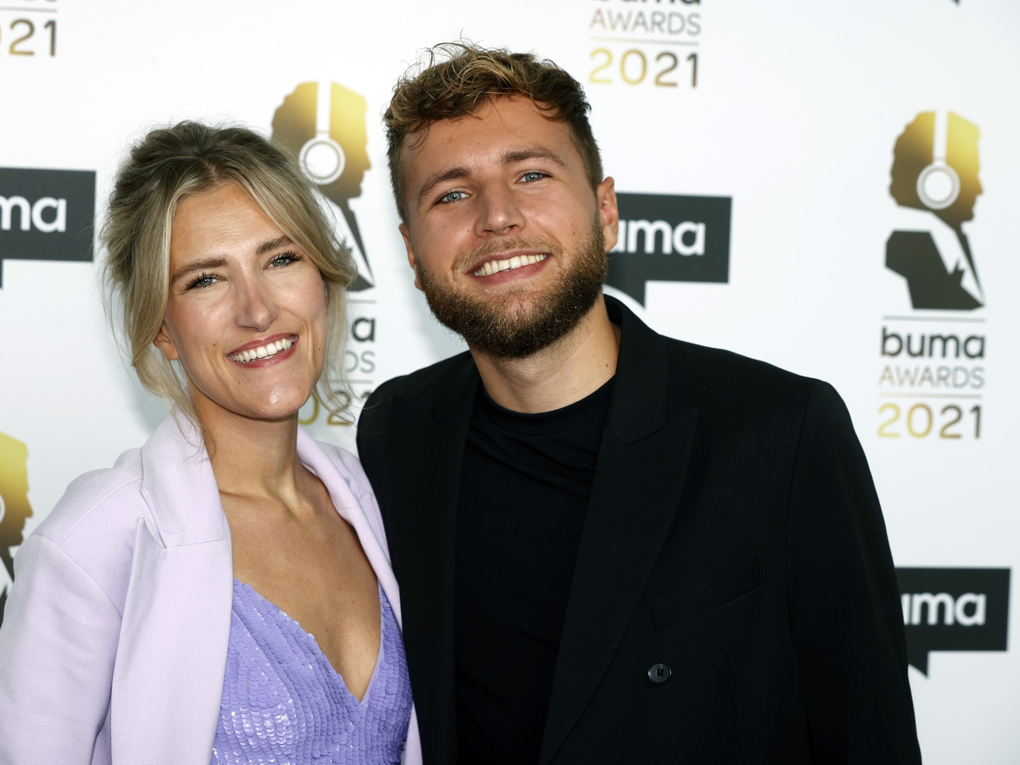 Suzan en Freek samen in Londen, met groeiende babybuik