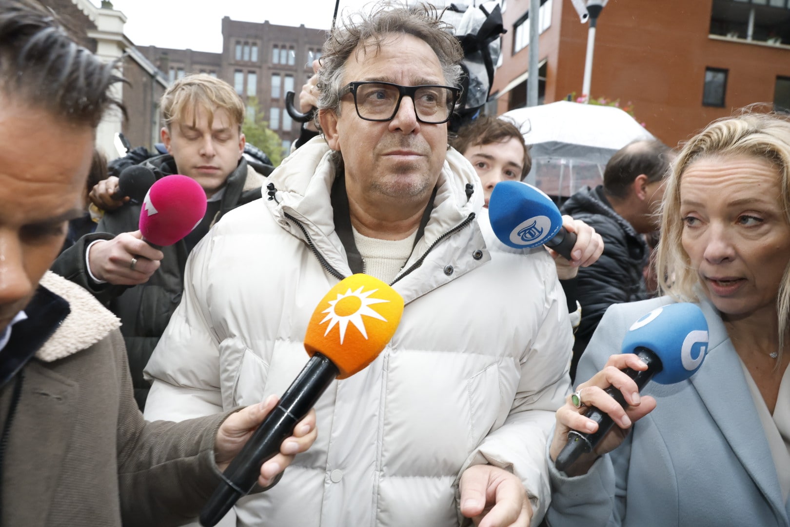 Marco Borsato 'blij' aangekomen bij rechtbank: familie niet aanwezig