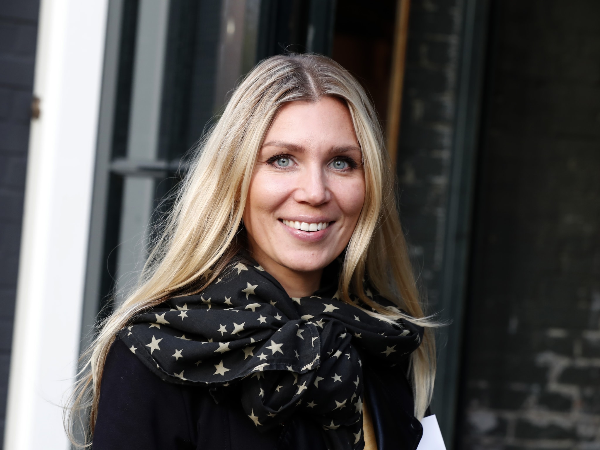 Doggy uslubidagi qizlarning yalangoch mushuklari