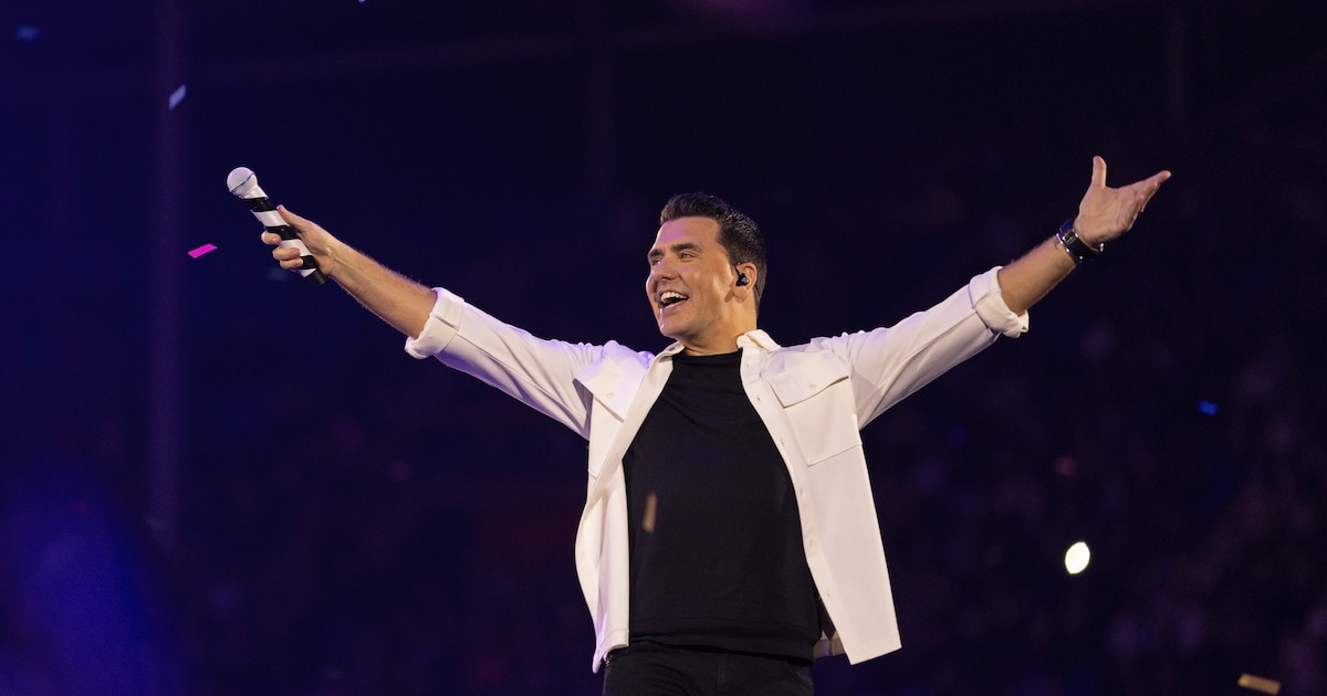 Jan Smit verrast tijdens jubileumconcerten: ‘Hele gezinnen hebben vakanties aangepast aan deze dagen