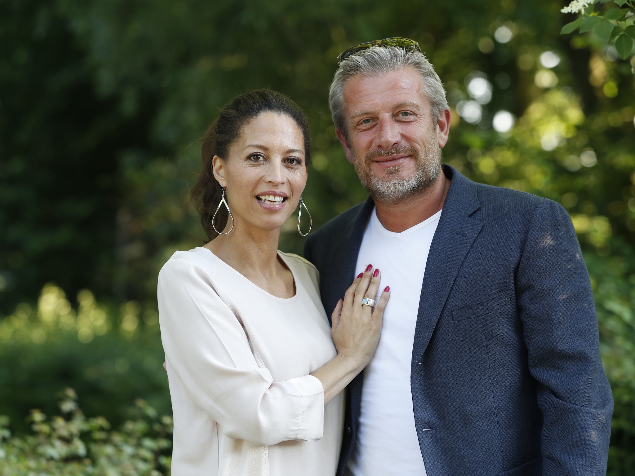 Maureen du Toit omringd door 'Hart van Nederland'-collega's op huwelijksdag