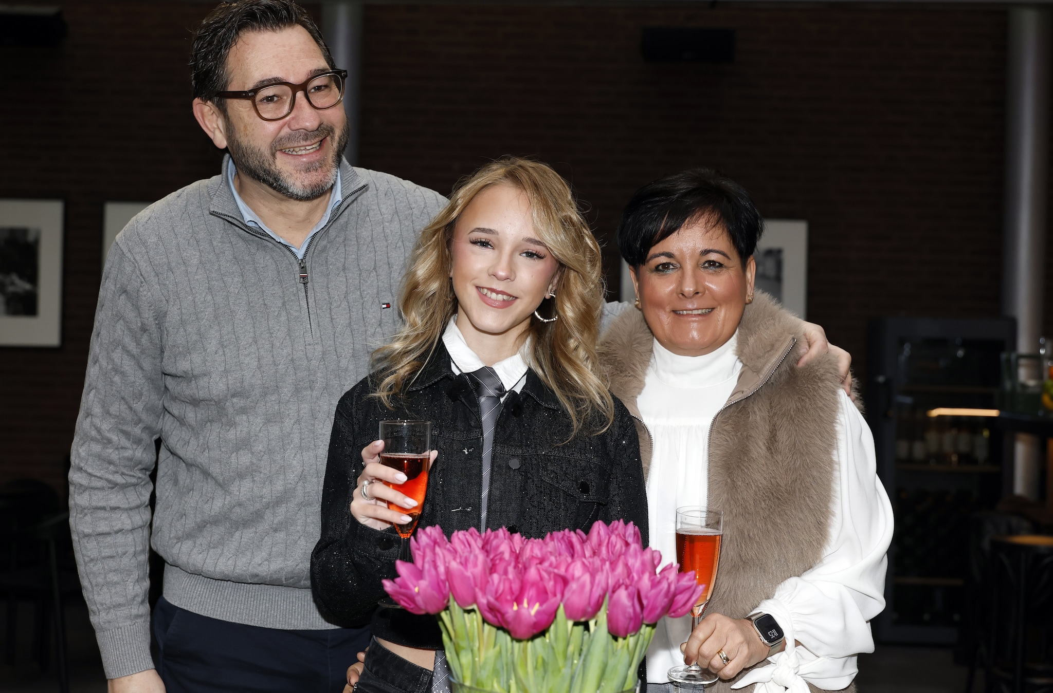 Emma Kok met haar ouders Edwin Smulders