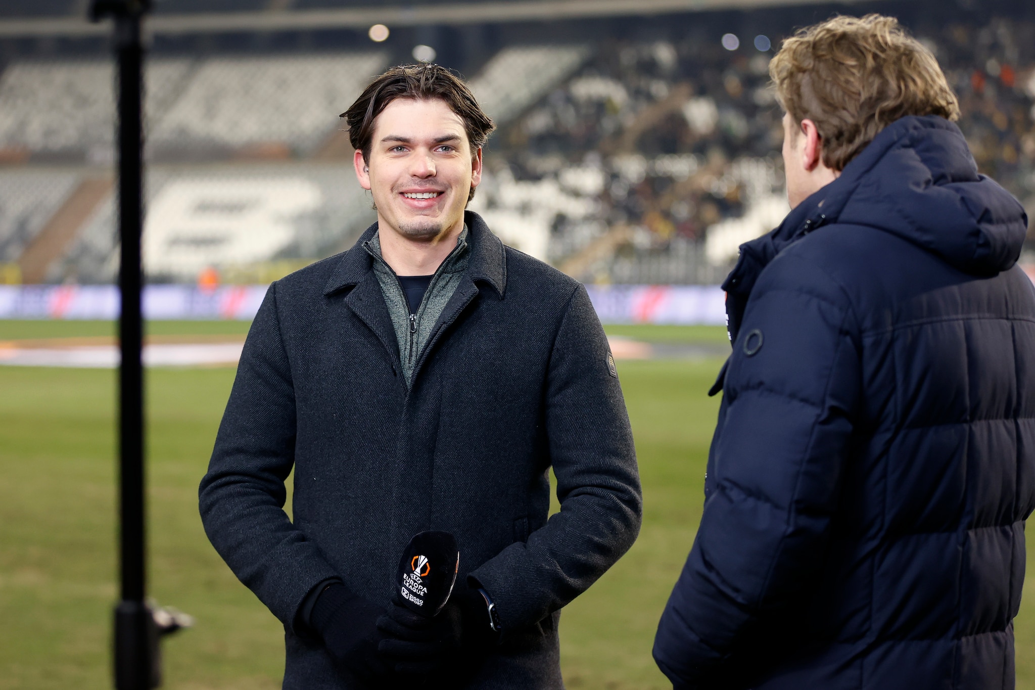 Сэм ван Ройен из Ziggo Sport во время матча Лиги Европы между «Унион Сен-Жиллуаз» и «Аяксом» на стадионе имени короля Бодуэна в Брюсселе.