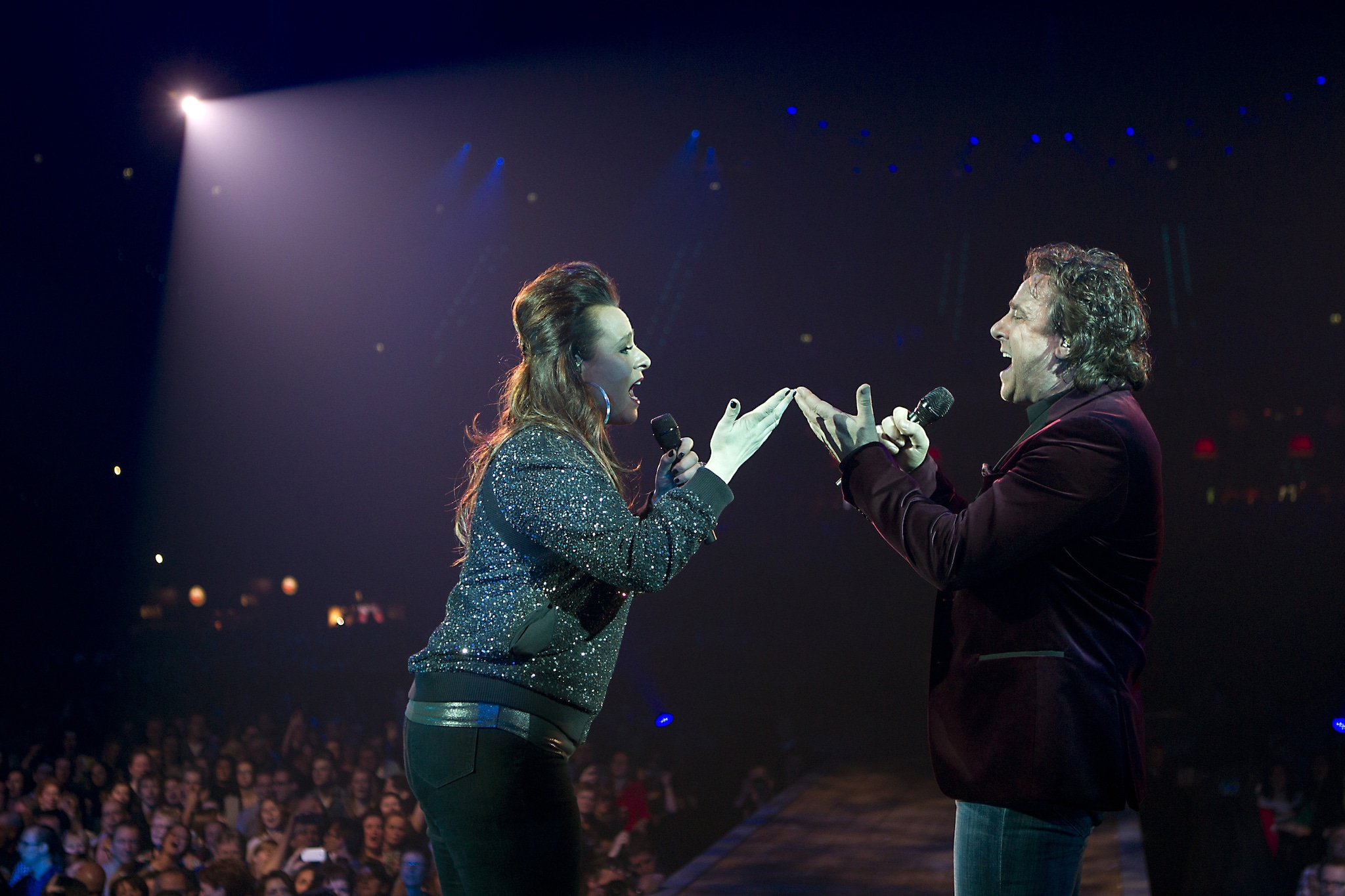 ROTTERDAM - Trijntje Oosterhuis en Marco Borsato zingen een duet tijdens de 100e show van De Vrienden van Amstel Live! in Ahoy. Het was de eerste van acht avonden in Rotterdamse muziekpaleis. In totaal komen zo'n 100.000 mensen naar het jaarlijkse evenement, dat voor het vijfde jaar op rij is uitverkocht. ANP  PAUL BERGEN