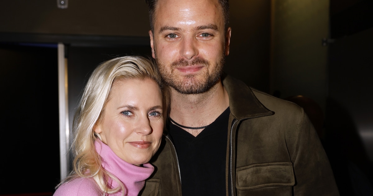 Jim Bakkum drijft de spot met vrouw Bettina op trouwdag: ‘Ze was het niet eens vergeten’