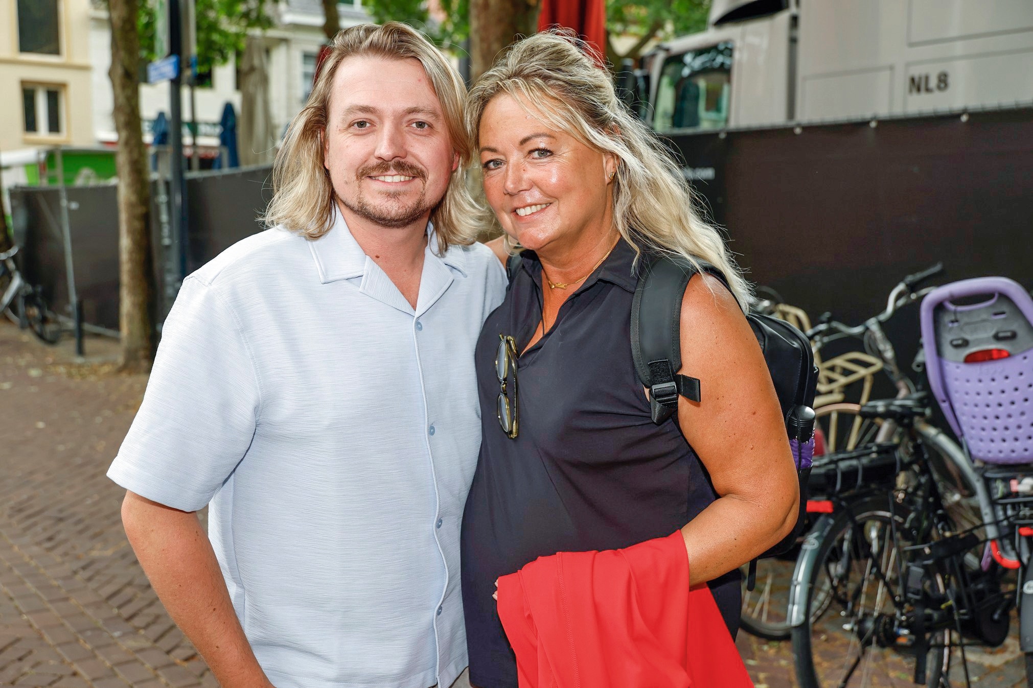 Weduwe en zoon René Karst terug op geliefde plek