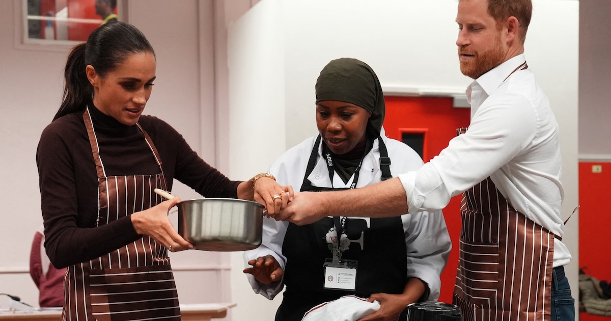 Terwijl Harry en Meghan cupcakes versieren, krijgt Charles fel protest ...