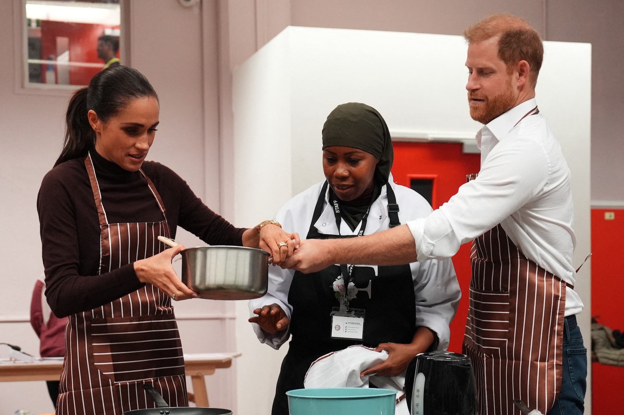 Terwijl Harry en Meghan cupcakes versieren, krijgt Charles fel protest ...